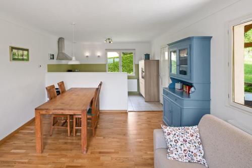 Il comprend une cuisine et un salon avec une table en bois. dans l'établissement Excellent Sarlat, à Sarlat-la-Canéda