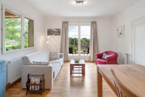 un salon avec un canapé et deux chaises dans l'établissement Excellent Sarlat, à Sarlat-la-Canéda