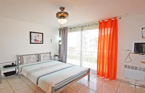 une chambre avec un lit et une grande fenêtre dans l'établissement Studio La Presqu'île 2, à Gruissan