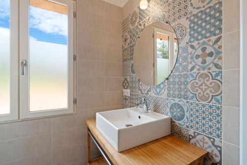 une salle de bain avec un lavabo blanc et un miroir dans l'établissement Excellent Sarlat, à Sarlat-la-Canéda