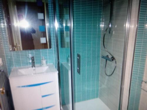 a bathroom with a shower and a sink and a mirror at VIVIENDA TURISTICA MARANt 2 in El Puerto de Santa María