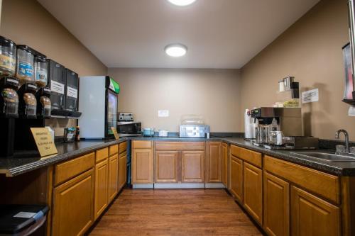 Køkken eller tekøkken på Relax Inn and Suites Kuttawa