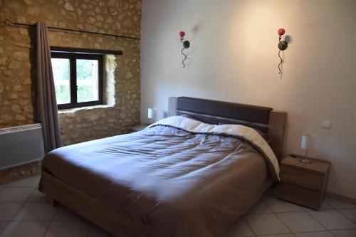 une chambre avec un lit et une fenêtre dans l'établissement Gîte La Lichère - La Chanterelle, à Saint-Montan