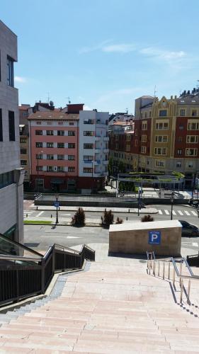 un parque de patinaje en una ciudad con edificios en Hostal González, en Oviedo