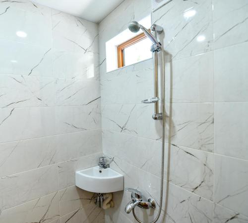 Odzun的住宿－Holiday Home Ruben，带淋浴和盥洗盆的白色浴室