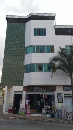 迪維諾波利斯的住宿－Pousada Elita，前面有商店的建筑