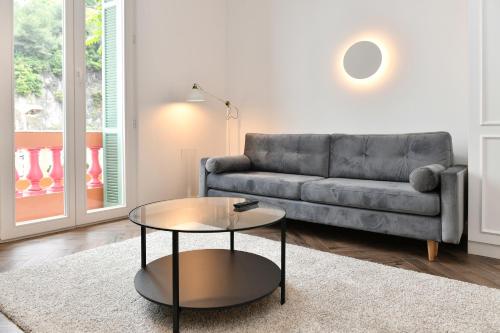 ein Wohnzimmer mit einem Sofa und einem Couchtisch in der Unterkunft Luxury Studio next to Monte Carlo in Beausoleil