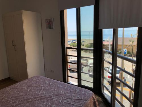 リンコン・デ・ラ・ビクトリアにあるCalle Victoria 33のベッドルーム1室(海の景色を望むバルコニー付)