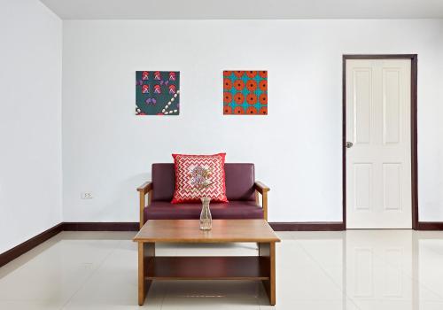 a living room with a couch and a coffee table at Chez Bure - Bure Homestay in Kanchanaburi
