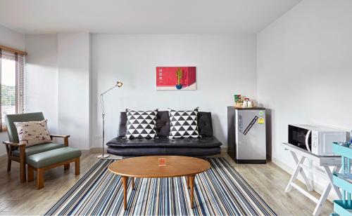 a living room with a couch and a table at Chez Bure - Bure Homestay in Kanchanaburi