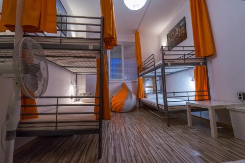 Ένα ή περισσότερα κρεβάτια σε δωμάτιο στο Pijama Hostel