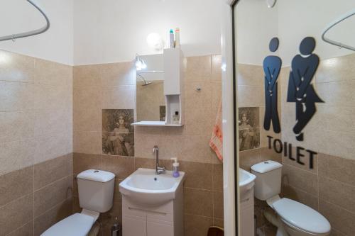 Ένα μπάνιο στο Pijama Hostel