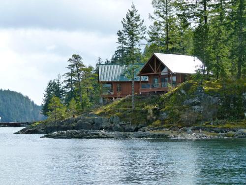 una casa en una isla en el agua en Brown's Bay Resort, en Campbell River