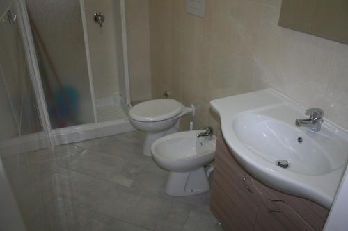 a bathroom with a toilet and a sink at Camping Victoria in Capaccio-Paestum