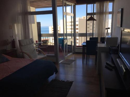 um quarto de hotel com uma cama e vista para um quarto em Casa Tarik em Portimão