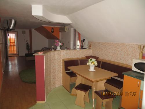 una cucina e un soggiorno con tavolo e bancone di Vila Mihai a Năvodari