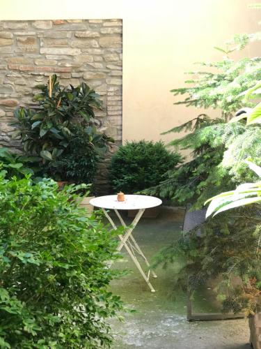 a white table in the middle of a garden at Casa Pisterna in Acqui Terme