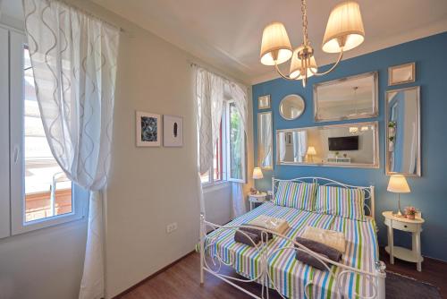 um quarto azul com uma cama e uma janela em Old City Romanitic Studios 1 with FREE private parking em Pula