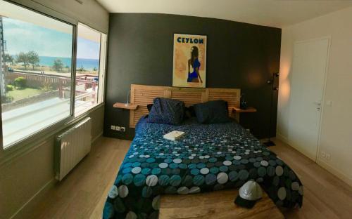 カルナックにあるFront de mer - Victoria - Appartement 120m2のベッドルーム1室(ベッド1台、大きな窓付)