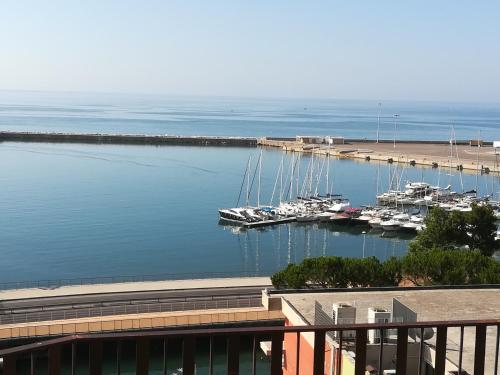 vistas a un puerto deportivo con barcos en el agua en Guest House Domus Cicerone, en Formia