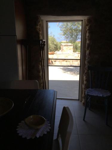 a door leading into a room with a table and a dining room sidx sidx sidx at Casa le Gebbie in Marzamemi