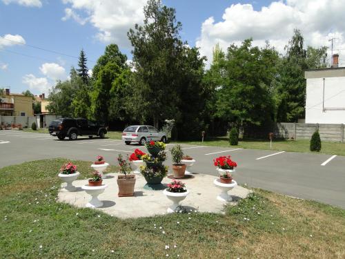 Taman di luar Körös Panzió és Étterem