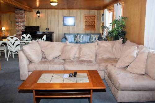a living room with a couch and a coffee table at Blackbeard's Lodge in Ocracoke