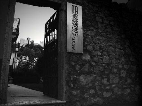 a sign on the side of a stone building at Damaranto Residenza e Cucina in Soave