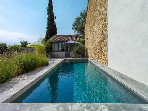 une piscine devant un immeuble dans l'établissement Oustau du Ventoux, à Bédoin