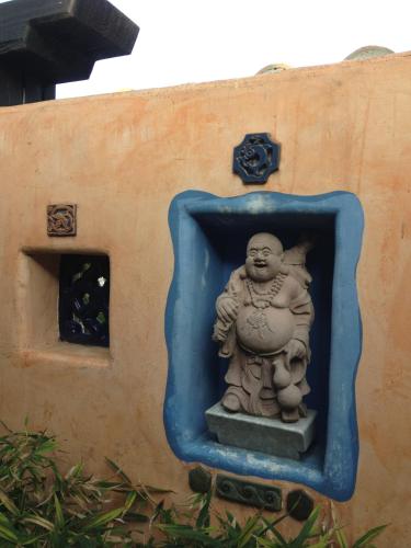 a statue sitting on the side of a wall at Les Artistes Inn in San Diego
