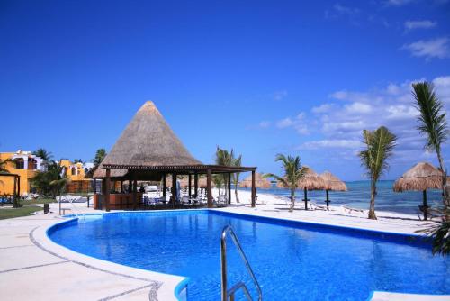 The swimming pool at or close to PavoReal Beach Resort Tulum