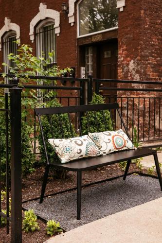 Taman di luar Wicker Park Inn
