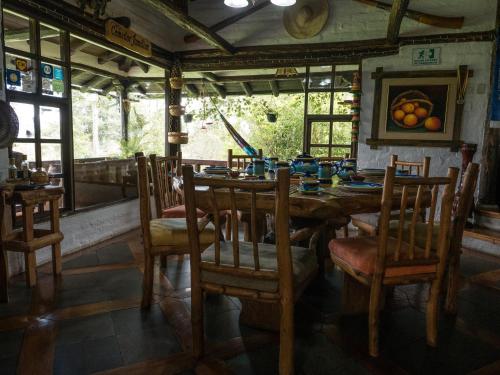 Un restaurante u otro lugar para comer en Zaysant Ecolodge