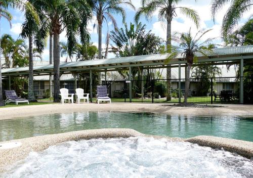 a swimming pool with a fountain in front of a building at Ballina Byron Islander Resort and Conference Centre in Ballina