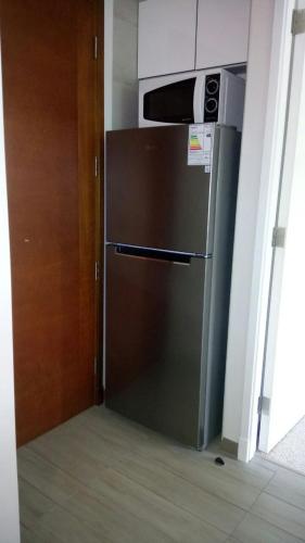 un frigorifero in acciaio inossidabile in una piccola cucina di Alta Vista Pucon Centro a Pucón