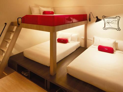 Duas camas num quarto com um beliche em Resorts World Genting - Genting SkyWorlds Hotel em Genting Highlands
