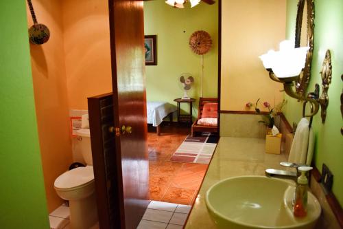 Un baño de Cariari Bed & Breakfast