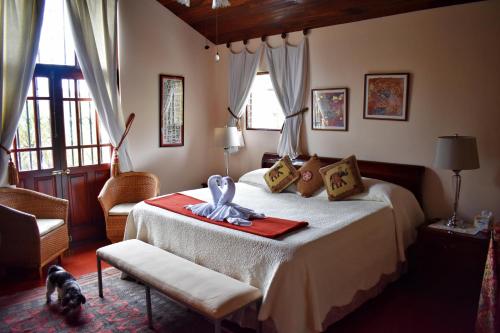 Un dormitorio con una cama con una cinta azul. en Cariari Bed & Breakfast, en San José