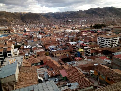 eine Luftaufnahme einer Stadt mit Gebäuden in der Unterkunft Casa Hospedaje Killari in Cusco