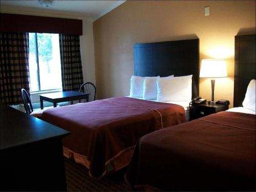 Un pat sau paturi într-o cameră la Americas Best Value Inn Romulus/Detroit Airport