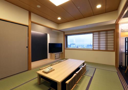 Una televisión o centro de entretenimiento en Solaria Nishitetsu Hotel Fukuoka