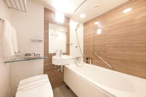 bagno con servizi igienici bianchi e lavandino di Richmond Hotel Himeji a Himeji