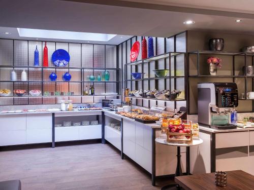 Makanan di atau berdekatan hotel