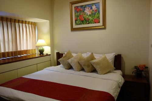 曼谷的住宿－微笑酒店，一间卧室配有一张壁画床