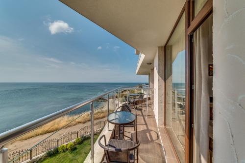 Elle comprend un balcon offrant une vue sur l'océan. dans l'établissement Apartcomplex Golden Bay, à Ravda
