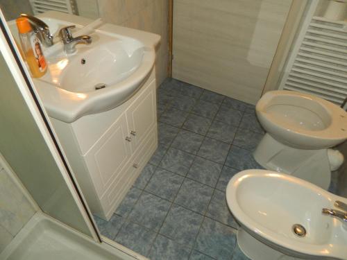 y baño con lavabo y aseo. en Appartamento Alba, en Mozzate