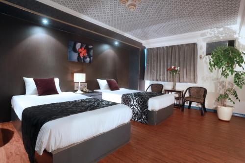 Un pat sau paturi într-o cameră la Lech Hotel