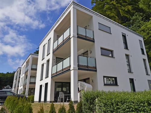 a white apartment building with a lot of windows at Haus Kap Arkona in Sellin - Fewo 02 mit Kamin und Terrasse in Ostseebad Sellin