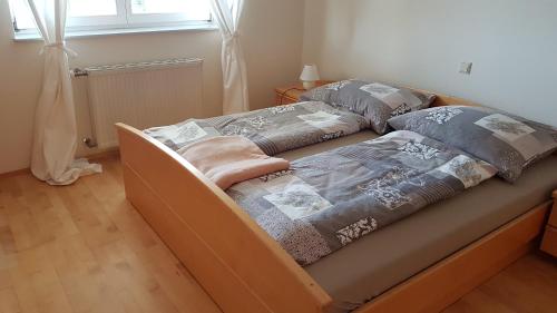 Un pat sau paturi într-o cameră la Ferienwohnung Kathrin