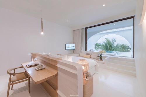 TV a/nebo společenská místnost v ubytování SALA Samui Chaweng Beach Resort